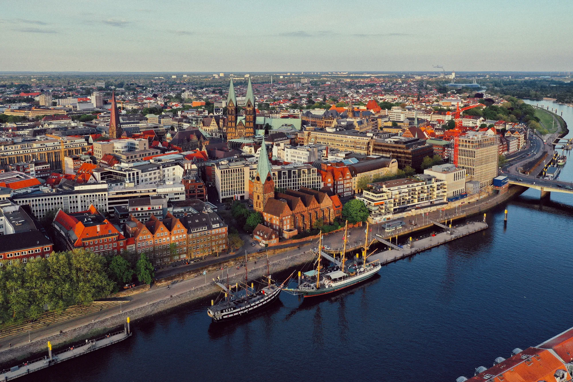 Blick über die Bremer Innenstadt mit Kirchtürmen, Weserufer und Schiffen
