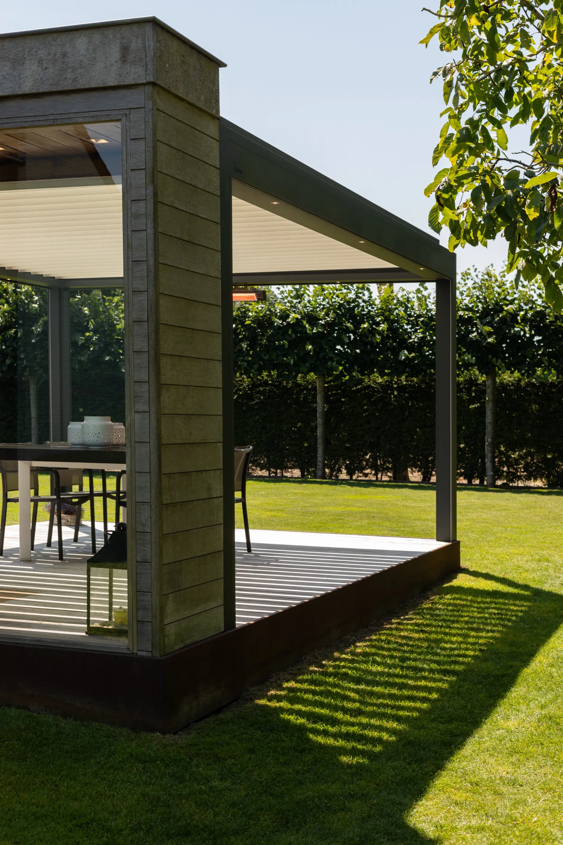 Seitenansicht der Überdachung mit freiem Blick in den Garten