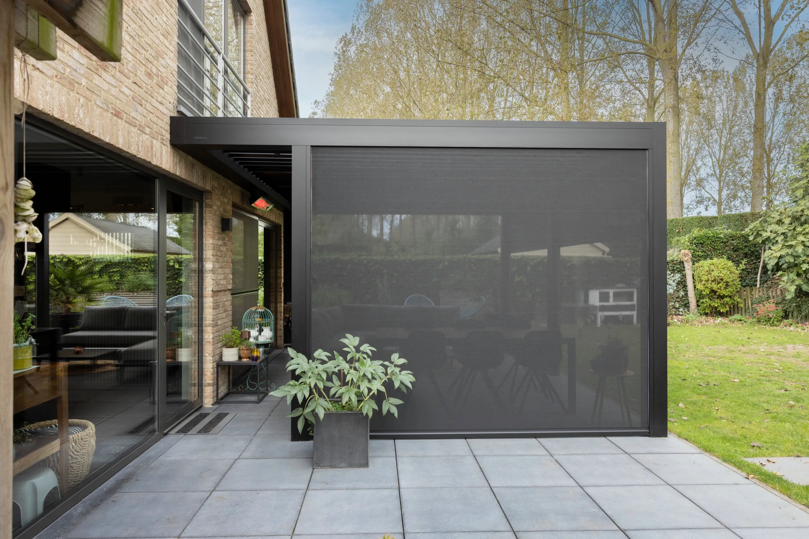 Lamellendach am Wohnhaus mit abgesenktem seitlichem Screen