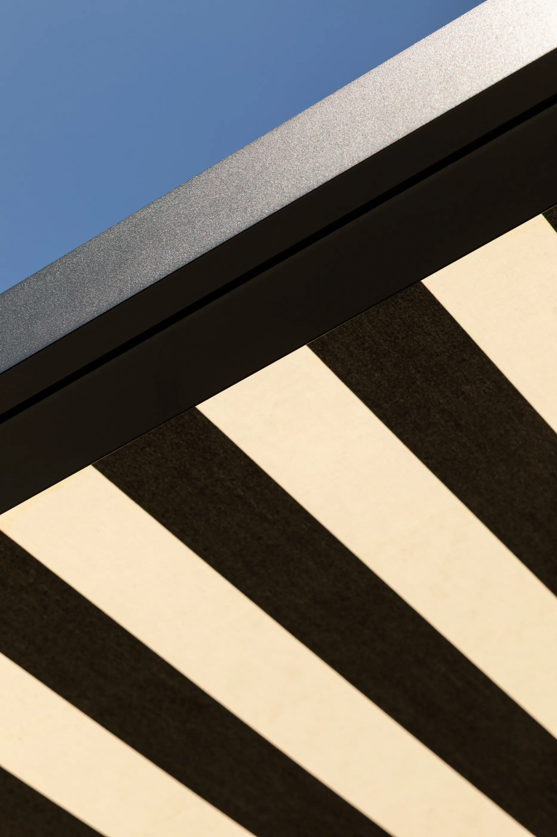 Detail des hell und dunkel gestreiften Markisentuchs
