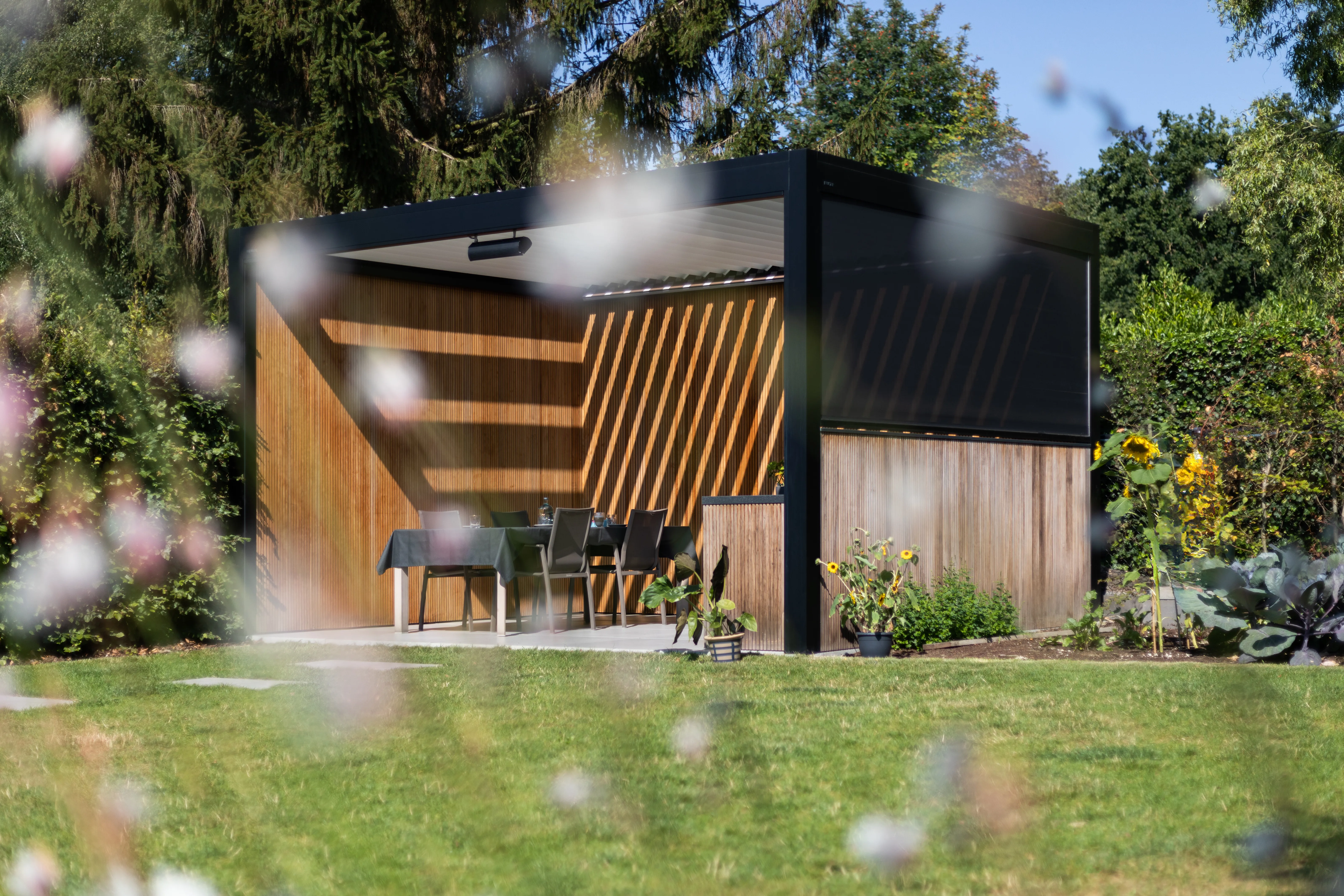 Outdoor Living Bereich mit Lamellendach